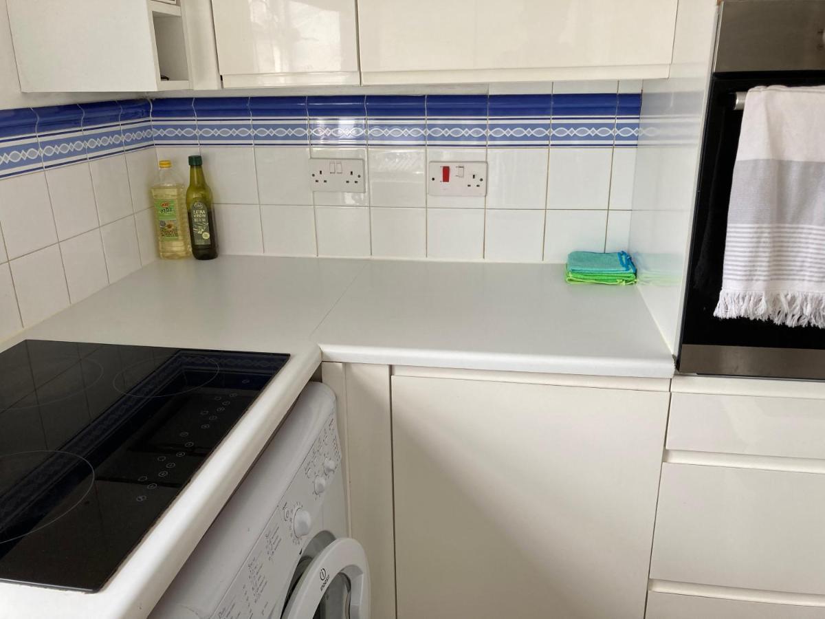 Homestay Comfortable With Private Balcony And Shared House London