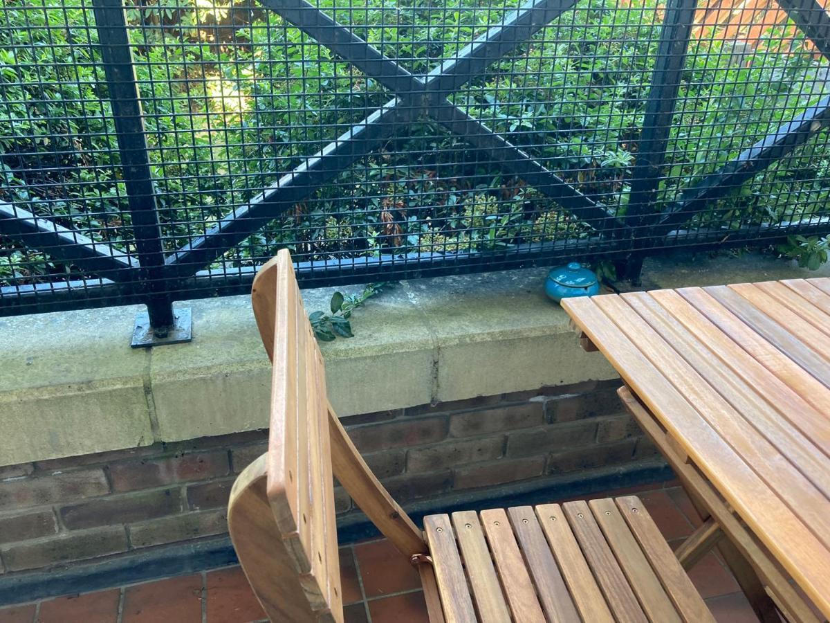 Homestay Comfortable With Private Balcony And Shared House *