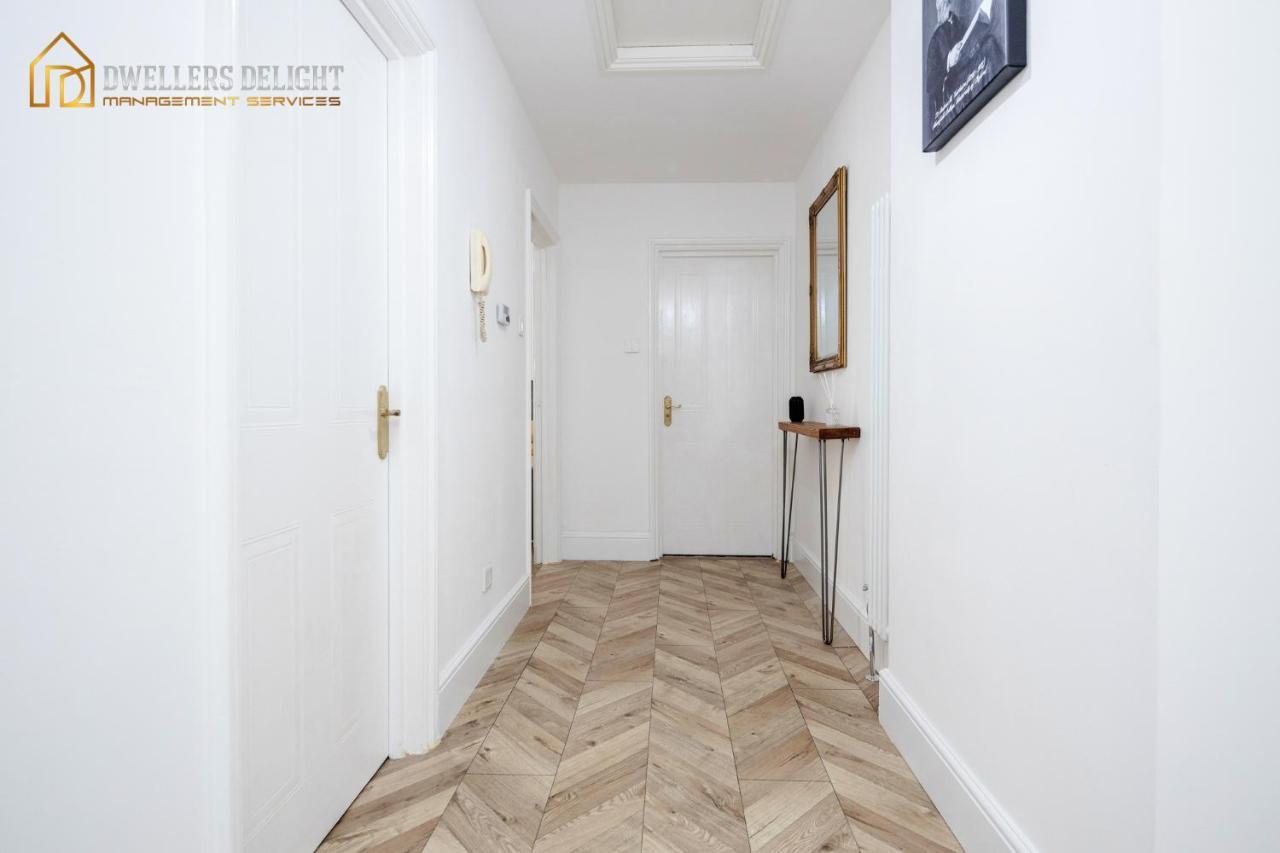 Entire 2 Bed Flat Plaistow,canning Town Prime Location In Londres