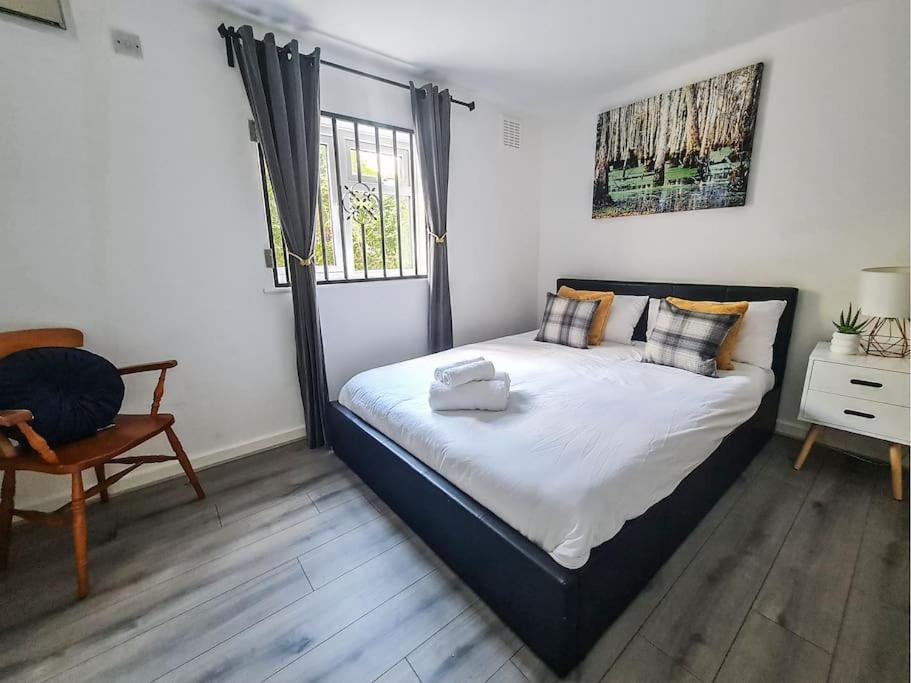Comfy 2 Bed Flat With Free Parking, Close To Tube * Londen