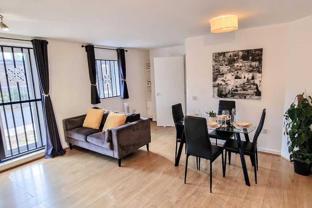 Comfy 2 Bed Flat With Free Parking, Close To Tube * Londen