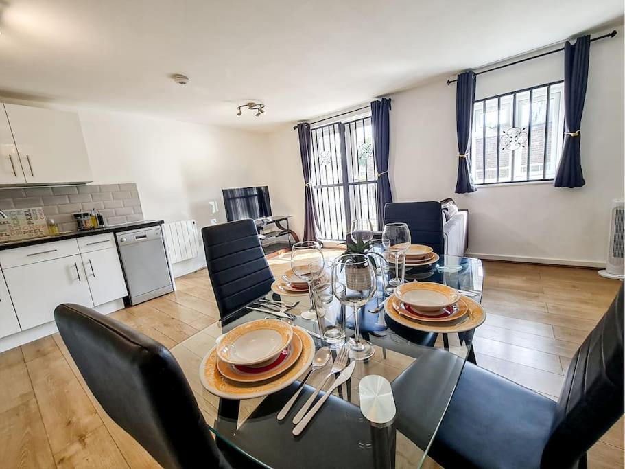 Comfy 2 Bed Flat With Free Parking, Close To Tube Londen