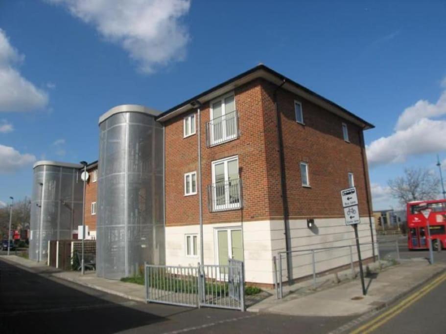 Comfy 2 Bed Flat With Free Parking, Close To Tube * Londen