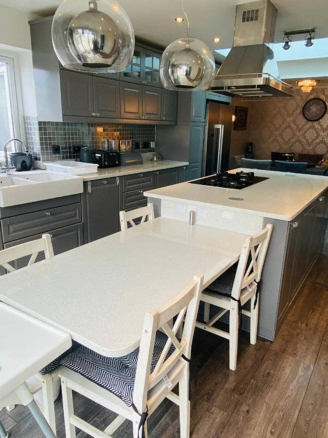 Hameway House- Stunning 4 Bedroom House With A Spacious Kitchen Holiday home London