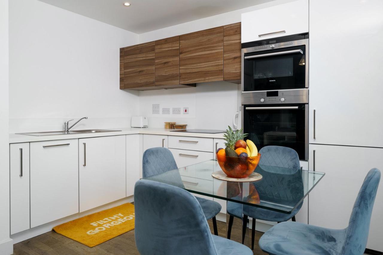 Apartment Stylish Fully-equipped One Bedroom With Extra Sofa Bed, Free Secure Parking, Onsite Gym, 24hr Security & Concierge *