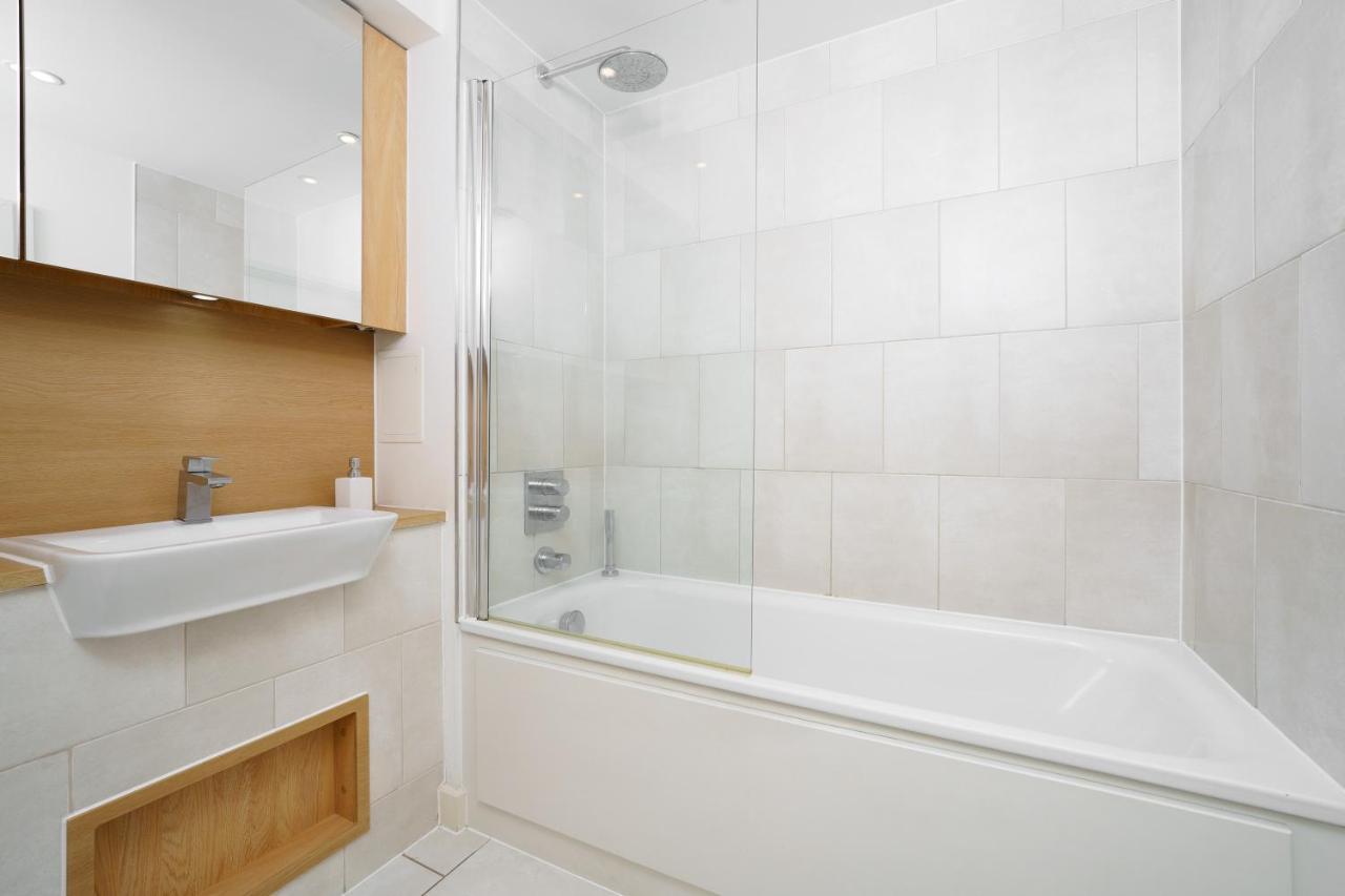 Stylish Fully-equipped One Bedroom With Extra Sofa Bed, Free Secure Parking, Onsite Gym, 24hr Security & Concierge Apartment