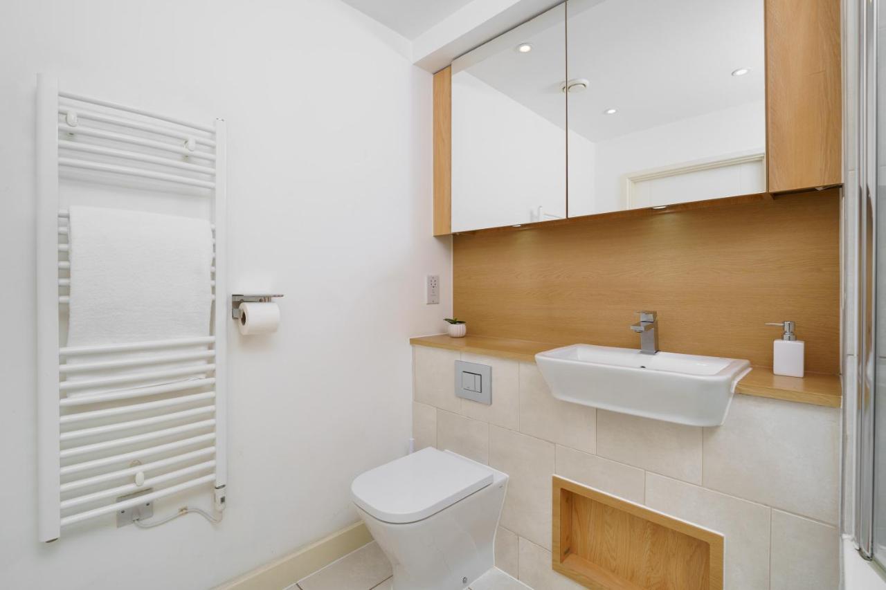 Apartment Stylish Fully-equipped One Bedroom With Extra Sofa Bed, Free Secure Parking, Onsite Gym, 24hr Security & Concierge London