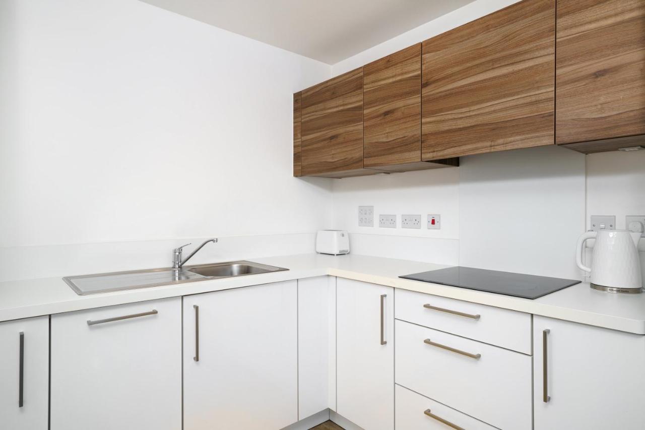 Stylish Fully-equipped One Bedroom With Extra Sofa Bed, Free Secure Parking, Onsite Gym, 24hr Security & Concierge *