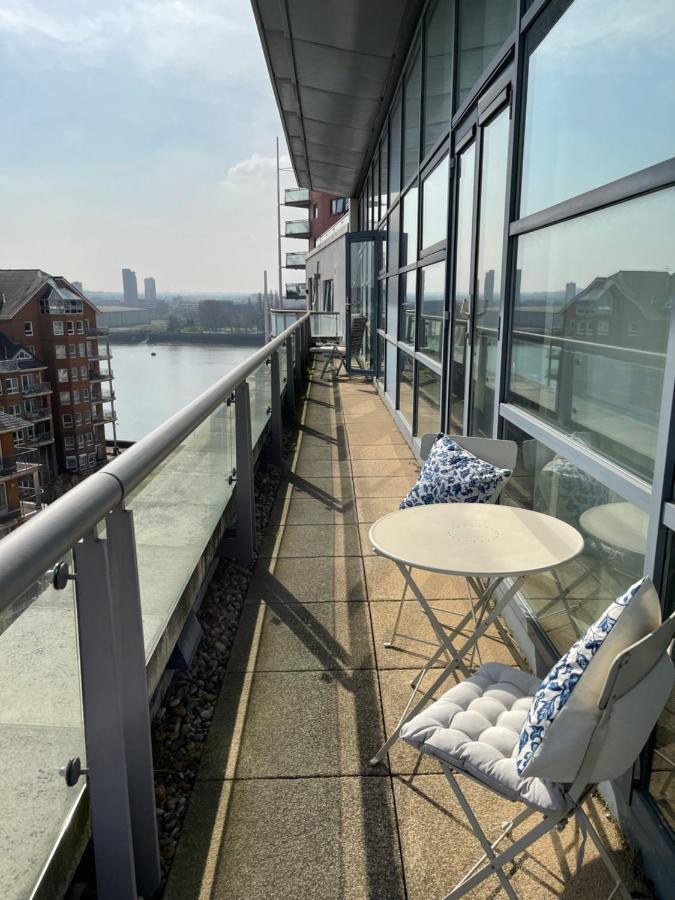 3 Bedroom Stunning Penthouse Apartment *