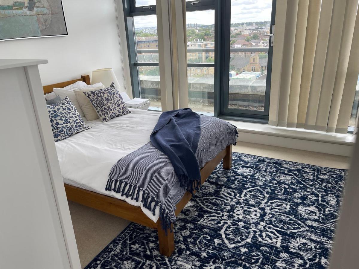 3 Bedroom Stunning Penthouse Apartment *