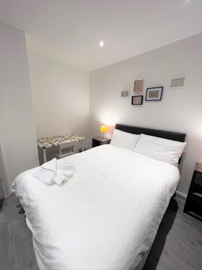 Stepney Beds To 24 Guest house *