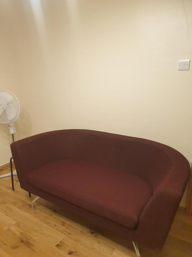 Luxury 3 Bedroom Flat 1min Walk From Underground, With Free Parking Sleeps X10 Apartment