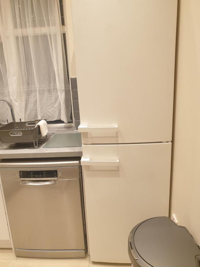 Luxury 3 Bedroom Flat 1min Walk From Underground, With Free Parking Sleeps X10 Apartment London