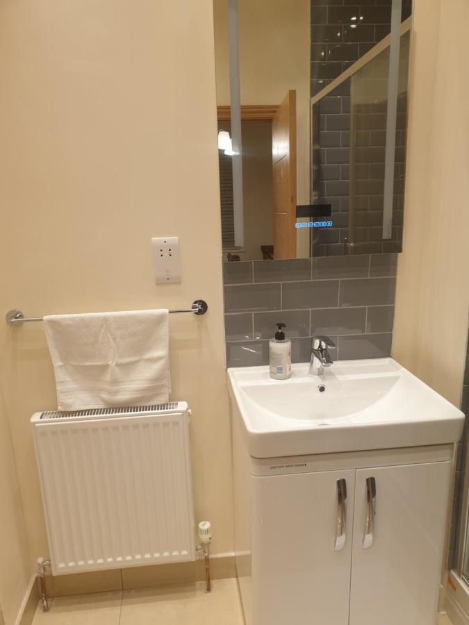 Apartment Luxury 3 Bedroom Flat 1min Walk From Underground, With Free Parking Sleeps X10 *