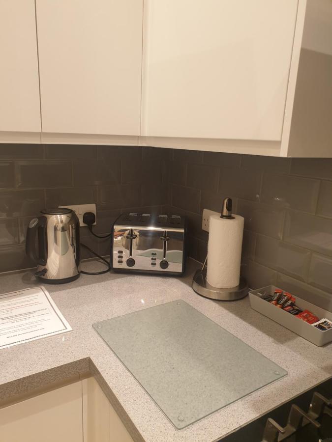 Luxury 3 Bedroom Flat 1min Walk From Underground, With Free Parking Sleeps X10 London