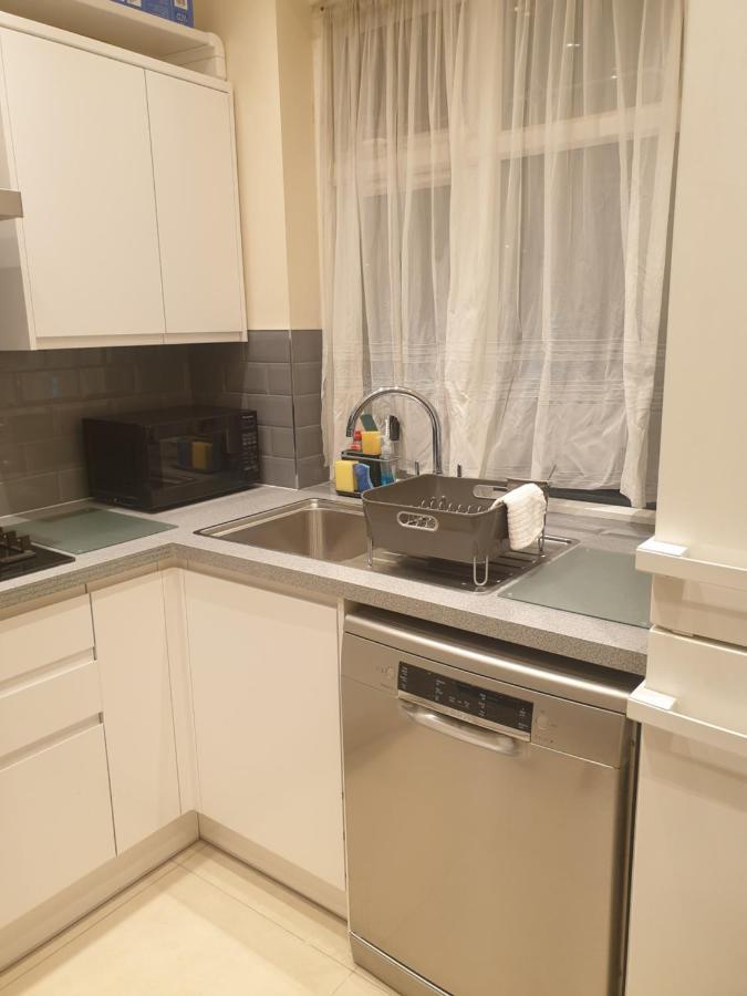 Luxury 3 Bedroom Flat 1min Walk From Underground, With Free Parking Sleeps X10