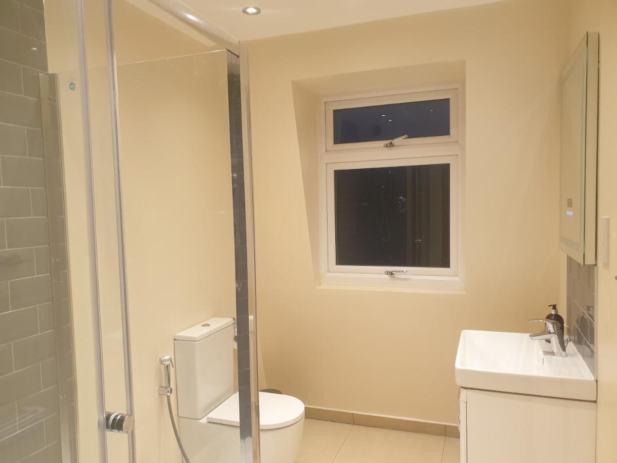 Luxury 3 Bedroom Flat 1min Walk From Underground, With Free Parking Sleeps X10 Apartment *