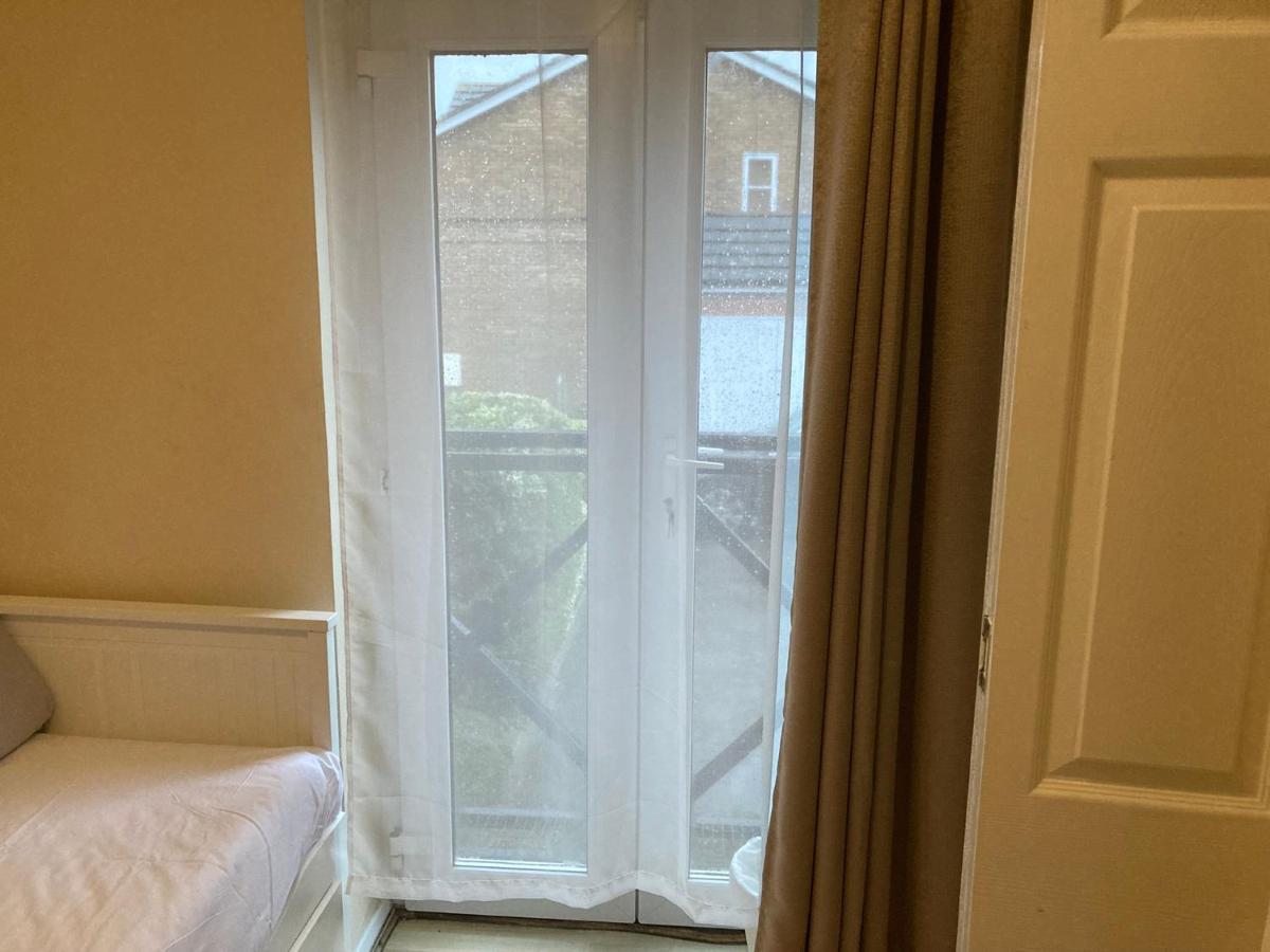 Comfortable With Private Balcony And Shared House *