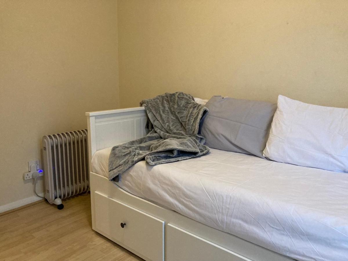 Comfortable With Private Balcony And Shared House Homestay