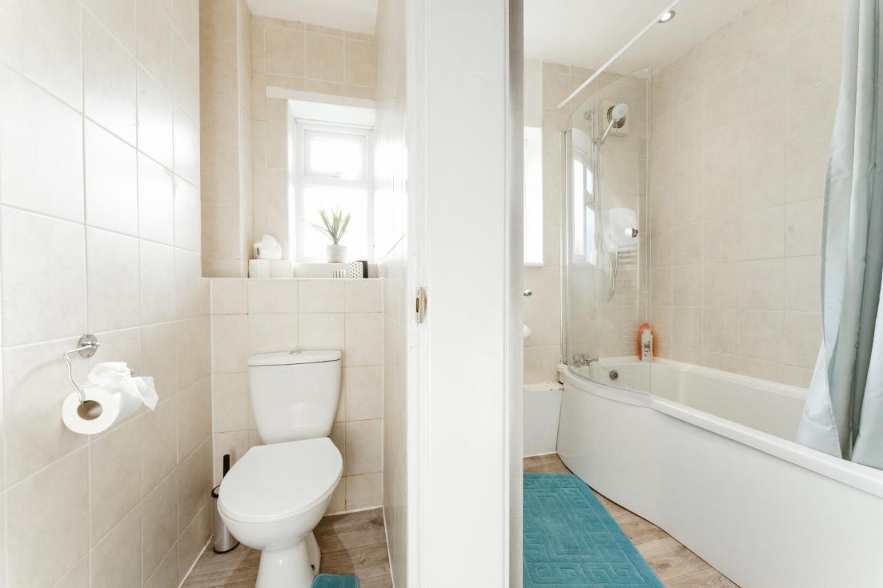 Guest house Stepney Beds To 24 *