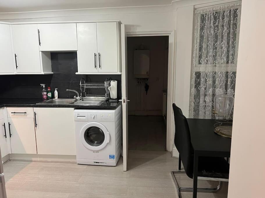 Appartement Lovely 1-bedroom With Free Parking & Garden. Londen