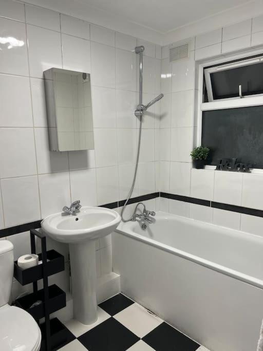 Appartement Lovely 1-bedroom With Free Parking & Garden.
