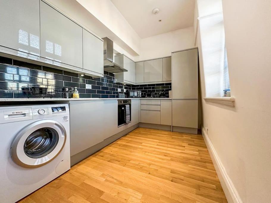 Apartment Newly Refurbished Luxury 3 Bedroom *