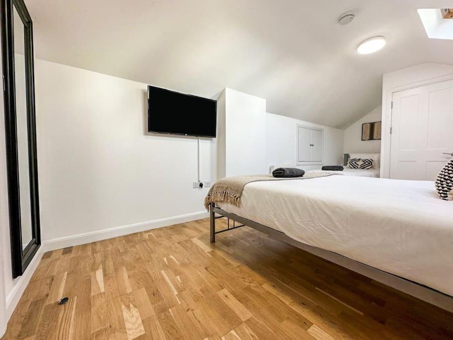 Newly Refurbished Luxury 3 Bedroom Apartment *