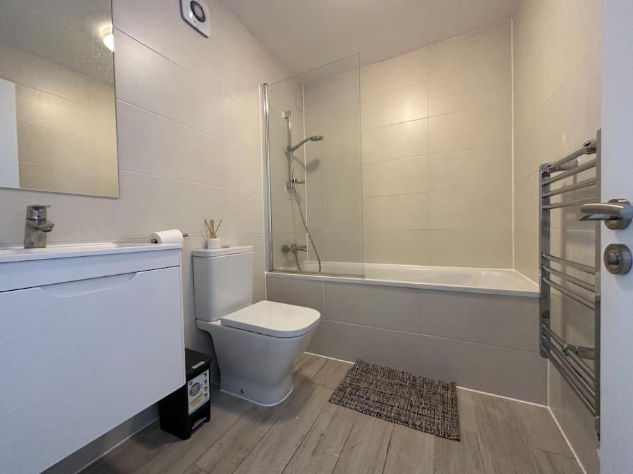 Newly Refurbished Luxury 3 Bedroom Apartment *