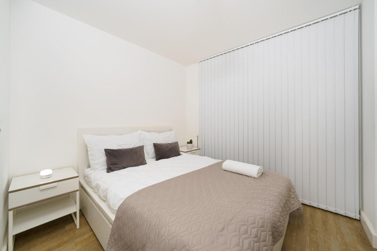 Stylish Fully-equipped One Bedroom With Extra Sofa Bed, Free Secure Parking, Onsite Gym, 24hr Security & Concierge Apartment *