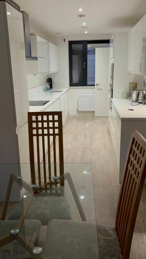 Cape House London: Spacious 4-bedroom Retreat With Garden *