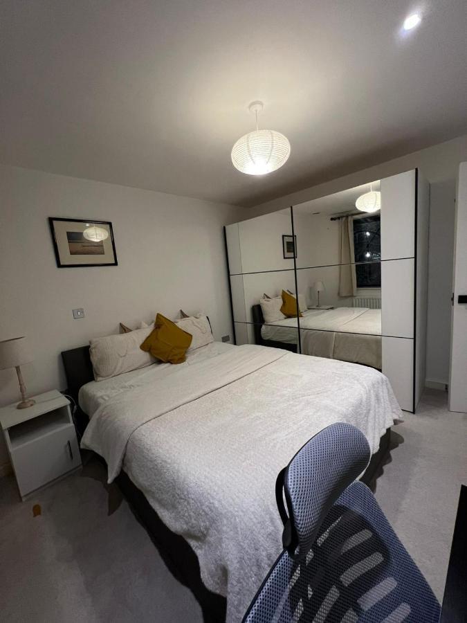 Holiday home Cape House London: Spacious 4-bedroom Retreat With Garden *