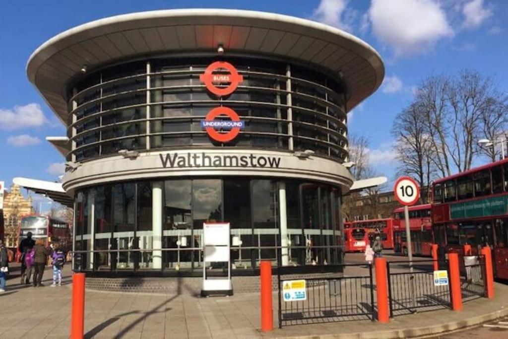 Modern Victoria Line Apartment: Trendy Living With Parking * London