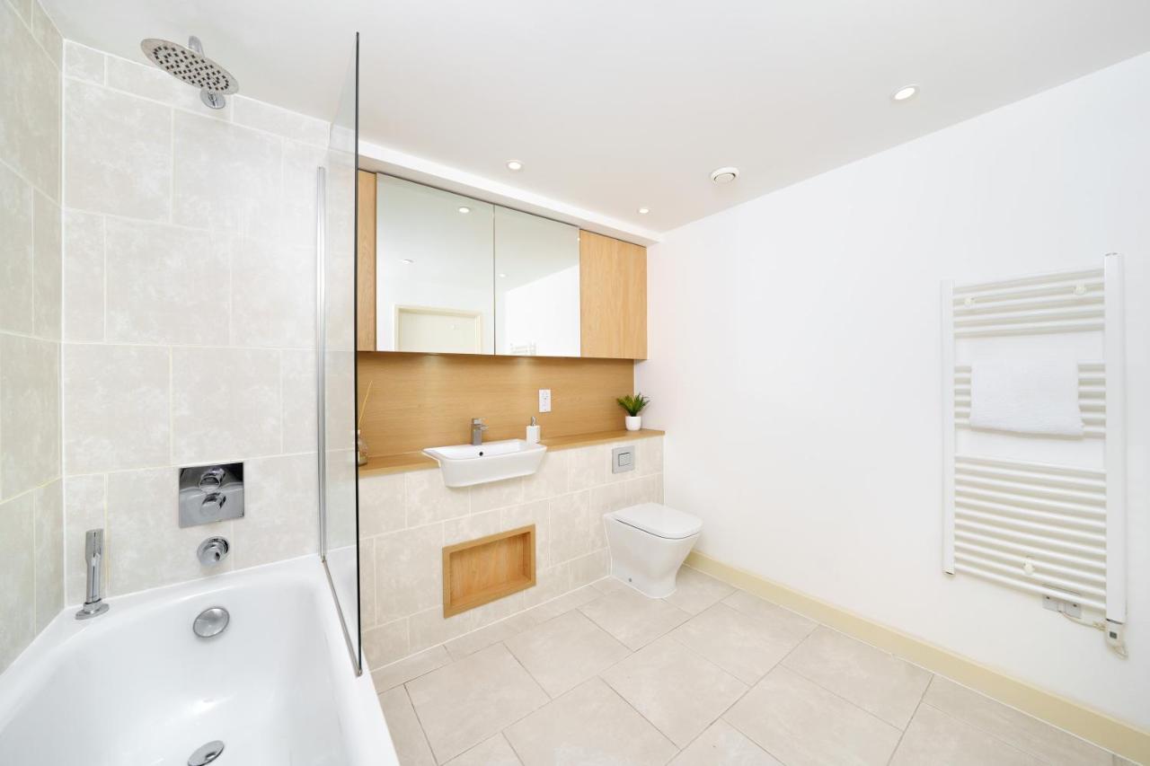Stylish Fully-equipped One Bedroom With Extra Sofa Bed, Free Secure Parking, Onsite Gym, 24hr Security & Concierge Apartment