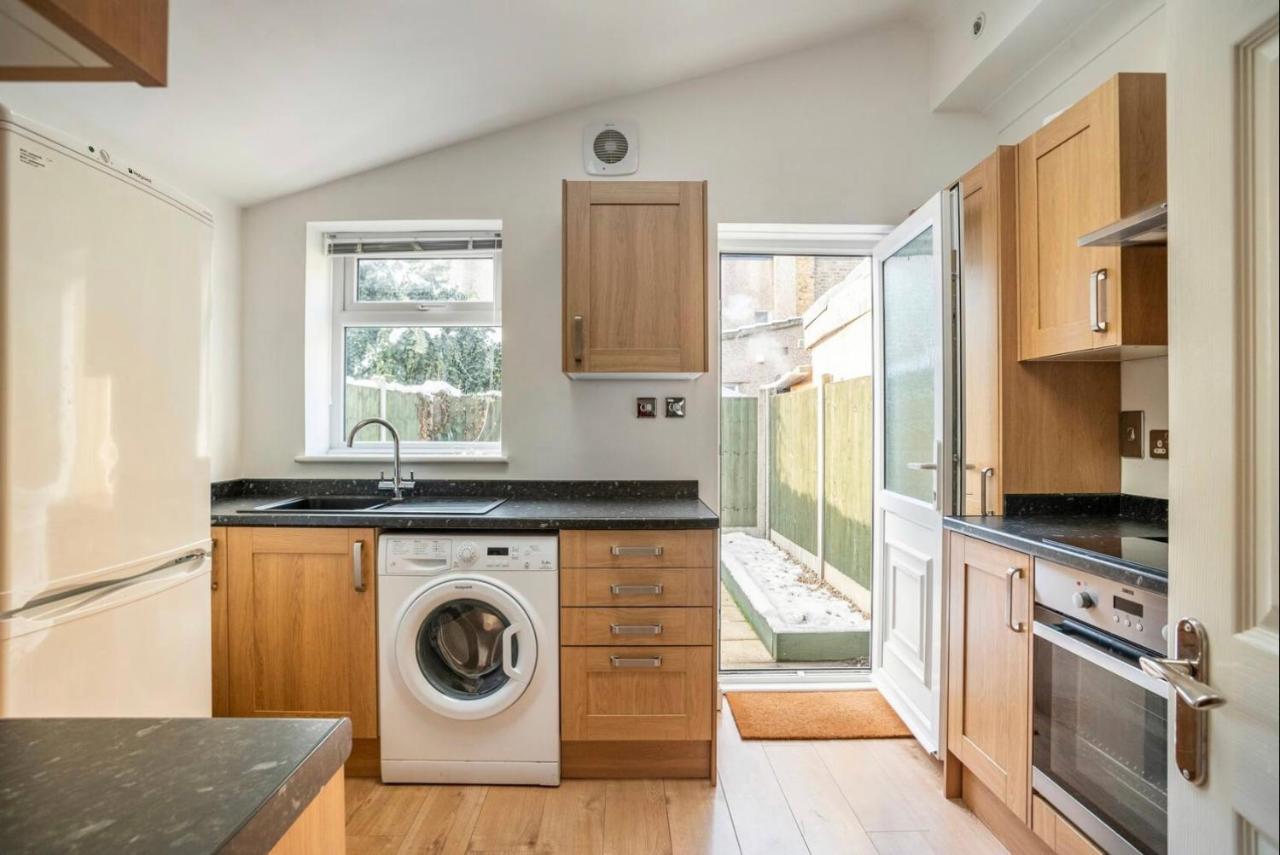2 Bed Terraced House With Loft In Stratford Ferienhaus *