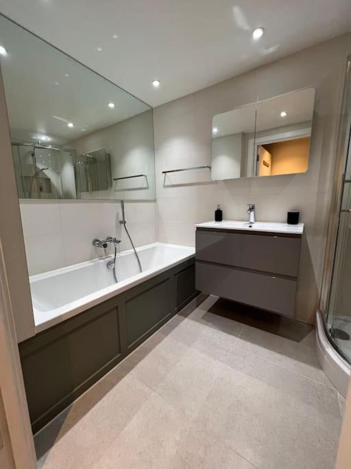 2bed Stratford With Easy Access To London, O2, Excel, Parking Nearby * Londen