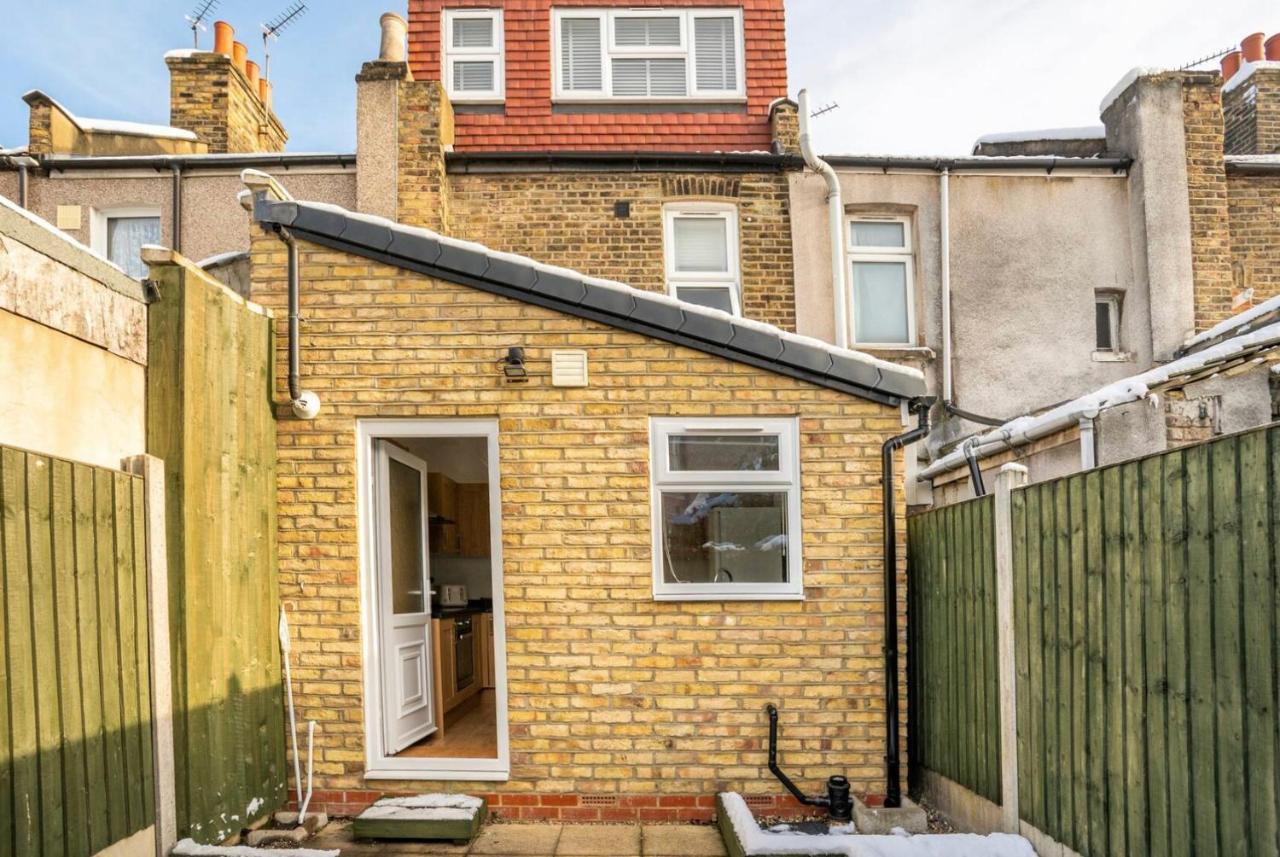 2 Bed Terraced House With Loft In Stratford London