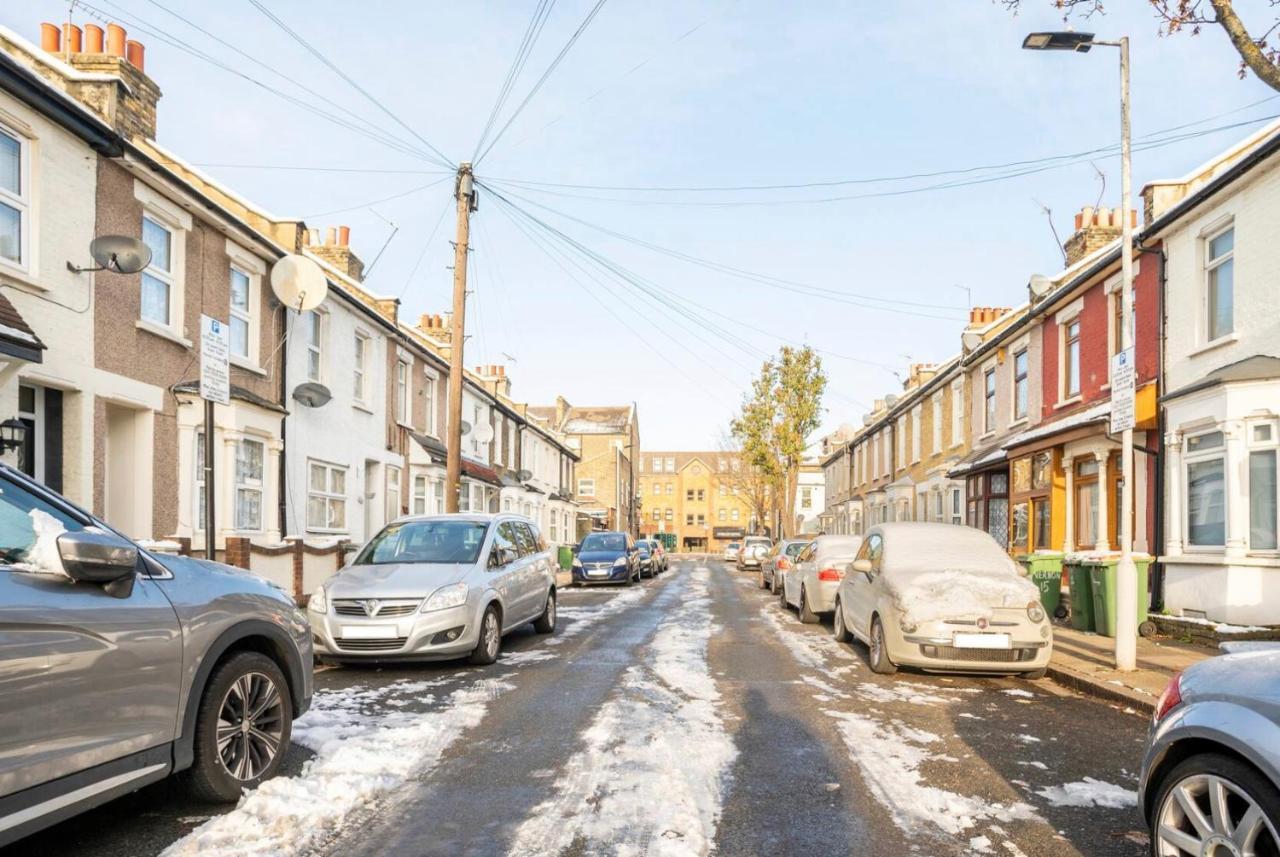 2 Bed Terraced House With Loft In Stratford Ferienhaus