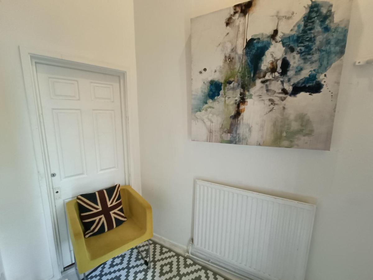 Holiday home 2 Bed Functional House Close To Manor Park Train Station *
