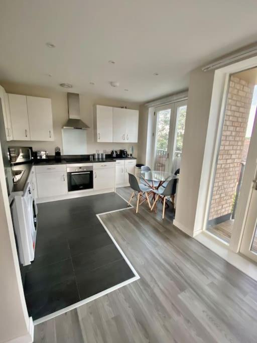 Modern 1-bedroom Close To City Airport Apartment *