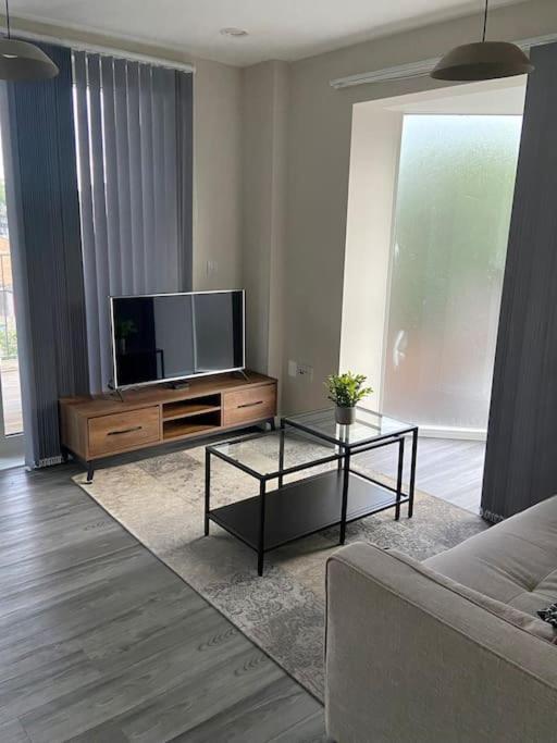 Modern 1-bedroom Close To City Airport *