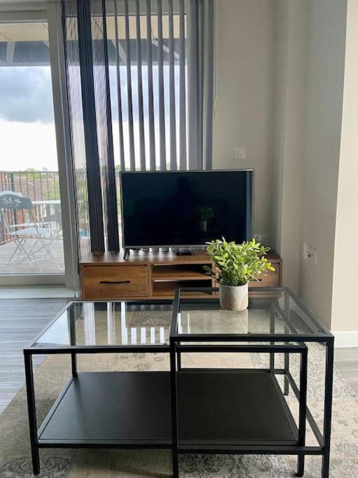 Modern 1-bedroom Close To City Airport Apartment *