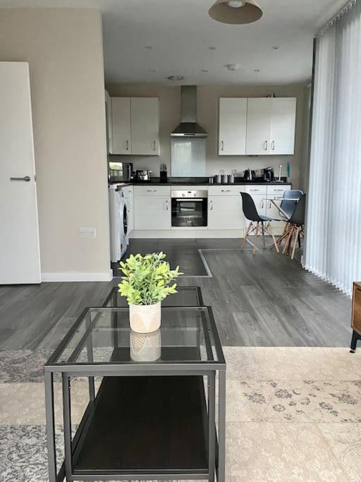 Modern 1-bedroom Close To City Airport Apartment *
