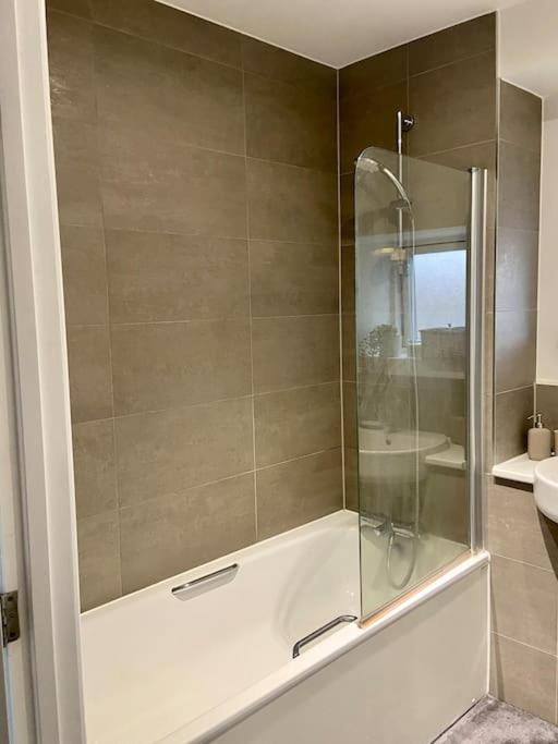 Modern 1-bedroom Close To City Airport Apartment