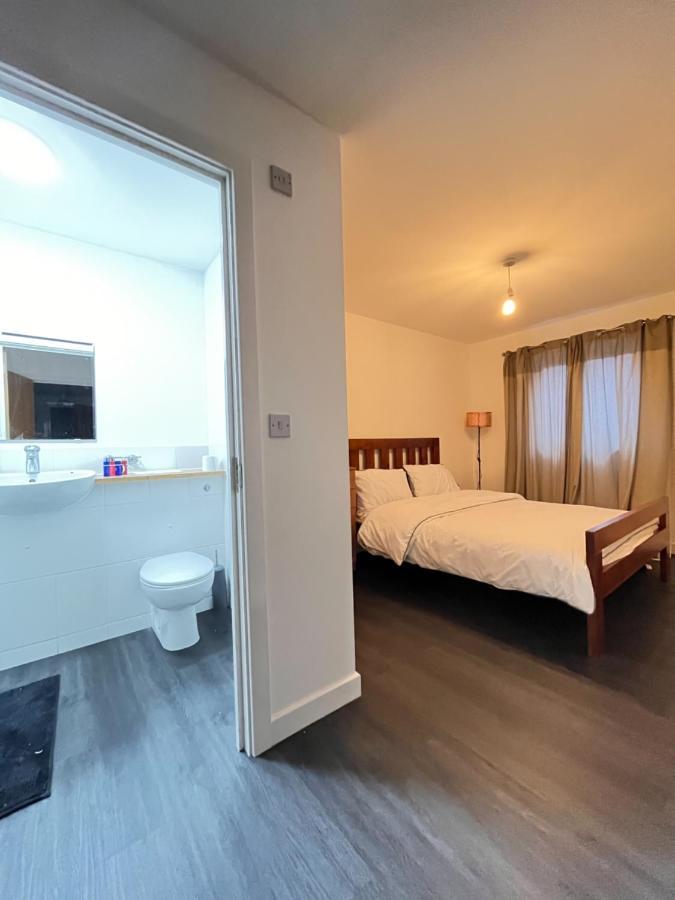 Spacious 5 Min Walk To Leytonstone Underground Station And 5 Stops To Zone 1