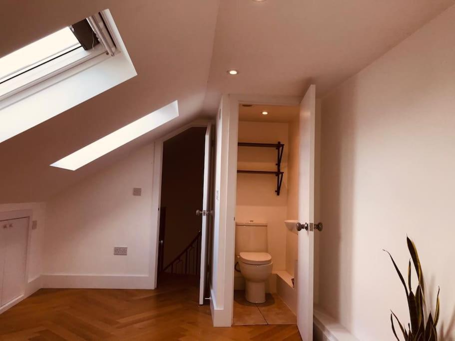 Stylish New Listing! Free Parking, Trendy Location Apartment *
