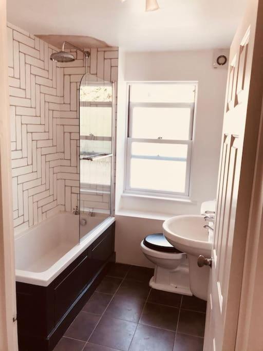 Stylish New Listing! Free Parking, Trendy Location Apartment *