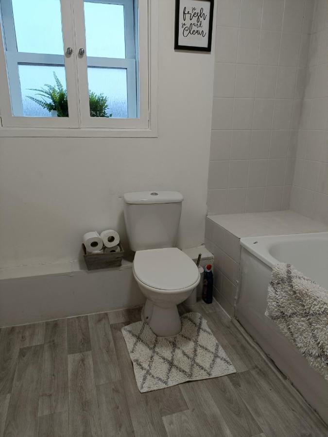 2 Bed Functional House Close To Manor Park Train Station Holiday home