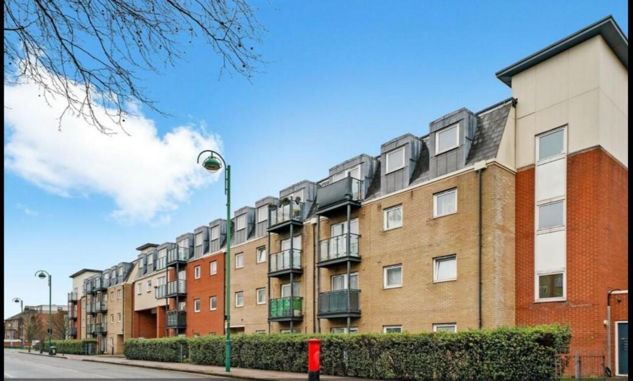 Spacious 5 Min Walk To Leytonstone Underground Station And 5 Stops To Zone 1 Londen