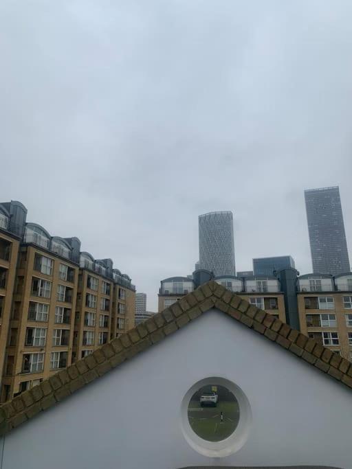 Dockside Sleeps 8, Uber Boat To Canary Wharf In 3 Mins Holiday home London